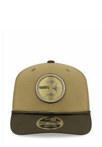 Olivgrüner Hut mit einem gestickten Steelers-Logo auf einem runden Patch an der Vorderseite. Er verfügt über einen dunkelgrünen Schirm und einen flexiblen Snapback.