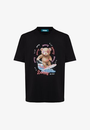 Maglietta nera con un orsacchiotto che fa surf su un'onda, testo rosa e bianco "Barrow" intorno e sotto l'orsetto, etichettata "Mr. Surfer".