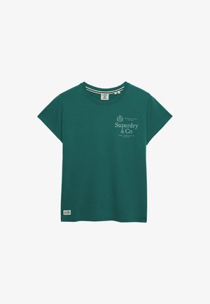 Blågrøn kortærmet t-shirt med rund hals, med "Superdry & Co"-logo og lille trykt tekst på venstre bryst samt et mærkepatch nær kanten.