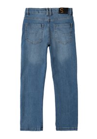 Jeans de mezclilla azul claro, diseño de pierna recta, estilo de cinco bolsillos, detalles de costura y una etiqueta de cinturón negra.