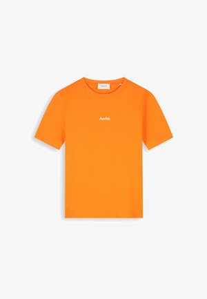 Fel oranje T-shirt met korte mouwen met het "Pure Path"-logo in het midden van de borst en een ronde halslijn.