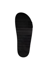 Sole di sandalo in gomma nera con una superficie testurizzata e rigata. Presenta una punta arrotondata e un tacco piatto. I segni includono dettagli sulla taglia e sul produttore.