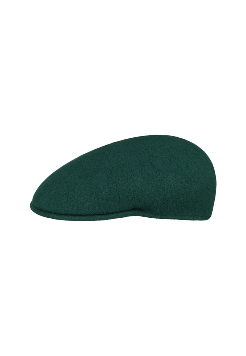 Gorra plana de lana de color verde oscuro con una visera curva y una corona suave y redondeada sobre un fondo blanco.