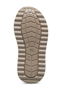 Gumová podrážka v světlé béžové barvě s texturovaným vzorem, který obsahuje rýhy a výstupky pro lepší přilnavost. Označeno "N" a "20."