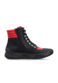 Baskets montantes noires et rouges avec un lacet à l'avant, une fermeture éclair latérale, un col rembourré à la cheville et une semelle texturée sur fond blanc.