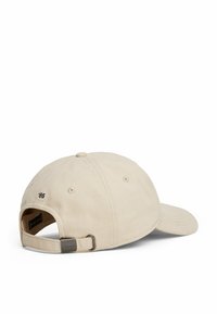 Beige bomulds-kasket med en buet skygge, justerbart bånd bagpå og broderet detalje med teksten "85." Glat tekstur og klassisk design.