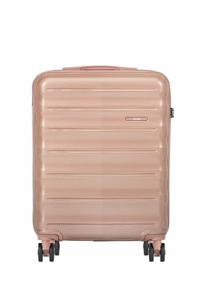 Kompaktowa walizka o twardej skorupie w kolorze różowego złota z teksturowaną powierzchnią, czterema podwójnymi obrotowymi kółkami i górnym uchwytem.