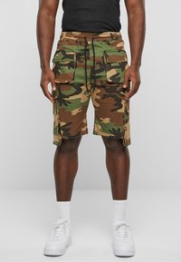 Cargo shorts lavet af camouflagemønstrede stoffer i grøn, brun og tan, med flere lommer, en elastisk talje og snoretræk.
