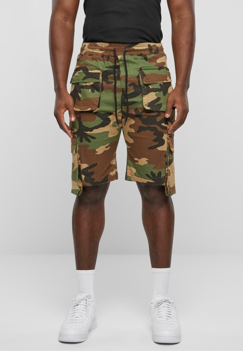 Cargo shorts lavet af camouflagemønstrede stoffer i grøn, brun og tan, med flere lommer, en elastisk talje og snoretræk.