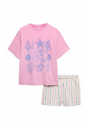 Camisa rosa de manga corta con estampados de conchas marinas azules y coral, combinada con pantalones cortos blancos con cordón y rayas verticales azules y rosas.
