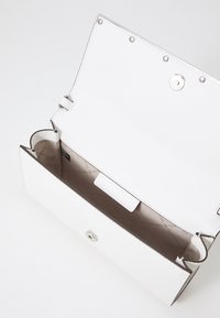 MICHAEL Michael Kors MONA - Axelremsväska - optic white
