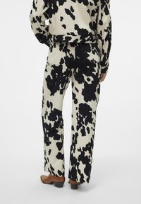 SOMETHINGNEW COW PRINT TROUSERS - Pantalon classique - macadamia aopcort