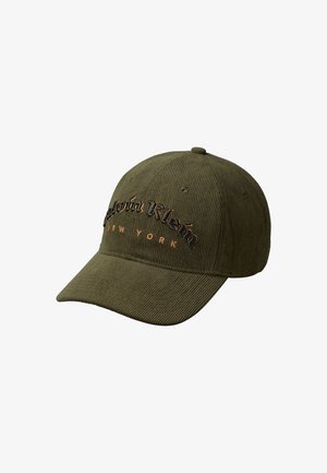 Casquette de baseball en velours côtelé vert avec une visière courbée et un logo brodé "Calvin Klein New York" en noir et or sur le devant.