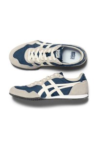Granatowe i jasnoszare buty sportowe z zamszową i tekstylną cholewką, białymi paskami oraz teksturowaną czarną gumową podeszwą.
