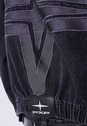 Dunkelblaue Denim-Kleidung mit strukturiertem "V"-Design und elastischem Bund. Verfügt über ein schwarzes Etikett mit silbernem "PXP"-Logo und Sternakzent.