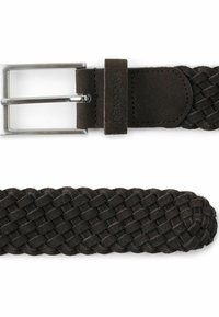 Vervlochten donkerbruin suède riem met een zilverkleurige metalen gesp, met een gladde textuur en een gestikt leren accent nabij de gesp.