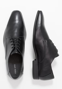 Pier One Derbies & Richelieus - black