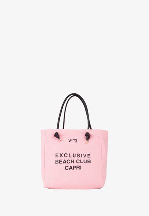 Bolsa de lona en rosa con asas negras. Presenta el texto impreso "EXCLUSIVE BEACH CLUB CAPRI" y nudos decorativos en las asas.