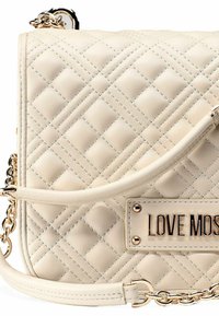 Borsa in pelle trapuntata beige con una tracolla in catena dorata, caratterizzata da una placca metallica "LOVE MOST" e cuciture a contrasto.