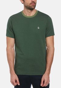 Groene t-shirt met korte mouwen en een contrasterende olijfgroene geribbelde kraag, voorzien van een subtiel gestreept patroon en een klein logo op de borst.