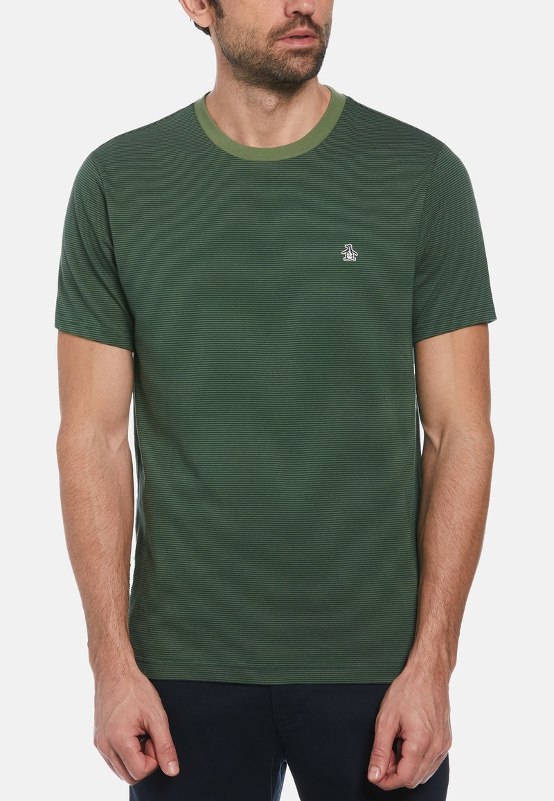 Groene t-shirt met korte mouwen en een contrasterende olijfgroene geribbelde kraag, voorzien van een subtiel gestreept patroon en een klein logo op de borst.