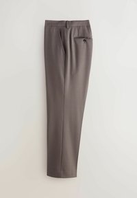 Pantaloni gri, croiți pe linie dreaptă, cu un buzunar pe partea din spate cu închidere pe buton și o țesătură netedă, texturată.