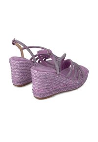 Sandali a zeppa viola con suola in corda intrecciata e parte superiore in suede, dotati di dettagli metallici sulle cinghie incrociate e supporto alla caviglia.