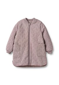 Prešita jakna v mehki barvi marelične vijolične z okroglim izrezom, zadrgo po celotni dolžini, dvema sprednjima žepoma, rebrastimi manšetami in kontrastnim teksturiranim spodnjim robom.