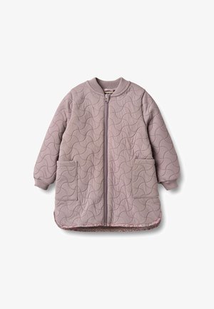 Polsterēta jaka maigas mauves krāsā ar apaļu apkakli, pilnu rāvējslēdzēju, divām priekšējām kabatām, ribām apvītiem manšetēm un kontrastējošu faktūras apakšu.