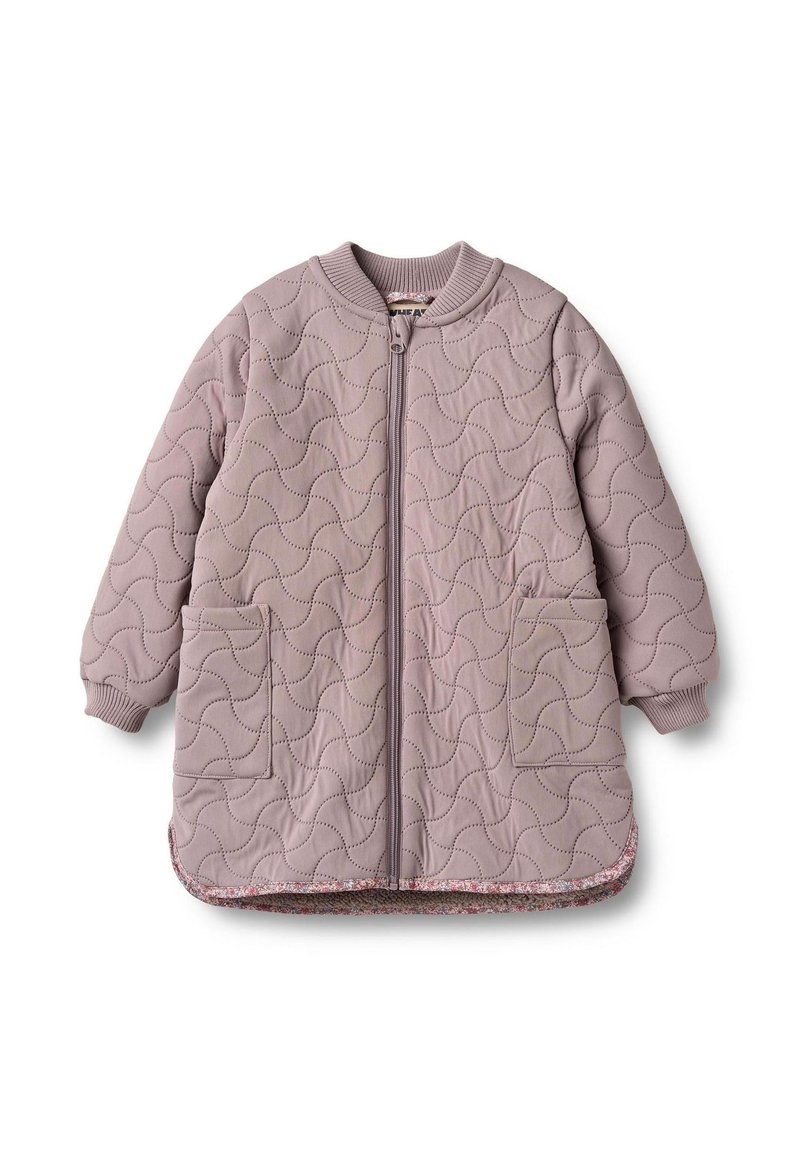 Prešita jakna v mehki barvi marelične vijolične z okroglim izrezom, zadrgo po celotni dolžini, dvema sprednjima žepoma, rebrastimi manšetami in kontrastnim teksturiranim spodnjim robom.