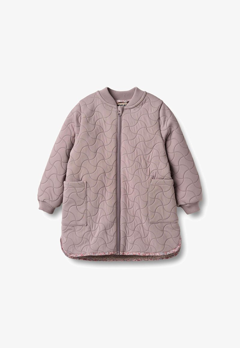 Prešita jakna v mehki barvi marelične vijolične z okroglim izrezom, zadrgo po celotni dolžini, dvema sprednjima žepoma, rebrastimi manšetami in kontrastnim teksturiranim spodnjim robom.