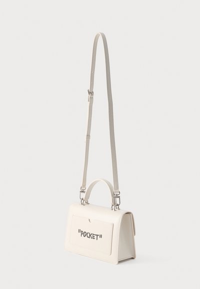 Λευκή ορθογώνια τσάντα χειρός με μπροστινή τσέπη που φέρει την ετικέτα «POCKET» και μακρύ ρυθμιζόμενο ιμάντα ώμου και επάνω λαβή.