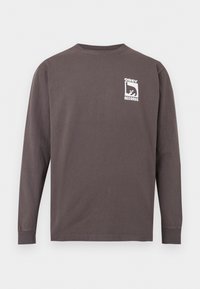 Μακρυμάνικο σκούρο γκρι μπλουζάκι με στρογγυλή λαιμόκοψη και λευκό λογότυπο "OBEY RECORDS" καθώς και στυλιζαρισμένο πρόσωπο στο αριστερό μέρος του στήθους.