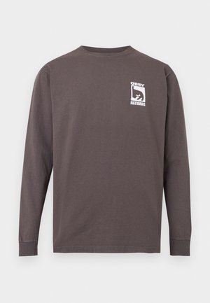 Maglietta a maniche lunghe color grigio scuro con logo bianco "OBEY RECORDS" e grafica stilizzata di un volto sul lato sinistro del petto.