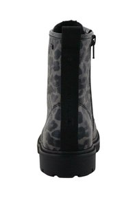 Bottines en daim noir avec un motif léopard, bout rond, fermeture éclair sur le côté, et panneau arrière élastique pour un enfilage facile. Semelle en caoutchouc.