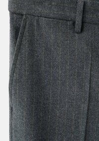 Szare wełniane spodnie w prążki, z dopasowanym pasem, bocznymi kieszeniami i widocznymi przeszyciami w kontrastujących kolorach.