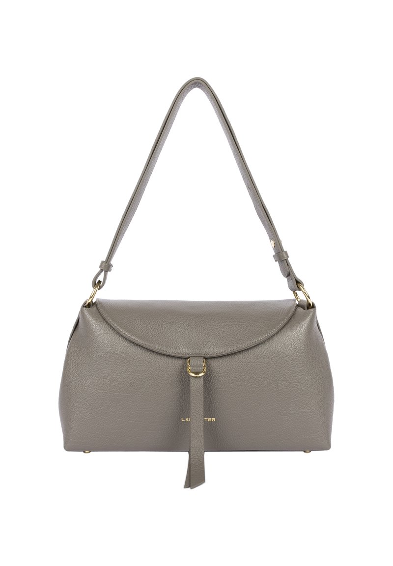 Borsa a tracolla in pelle grigia con patta curvata, hardware dorato e tracolla regolabile, caratterizzata da un dettaglio centrale in pelle con nappina.