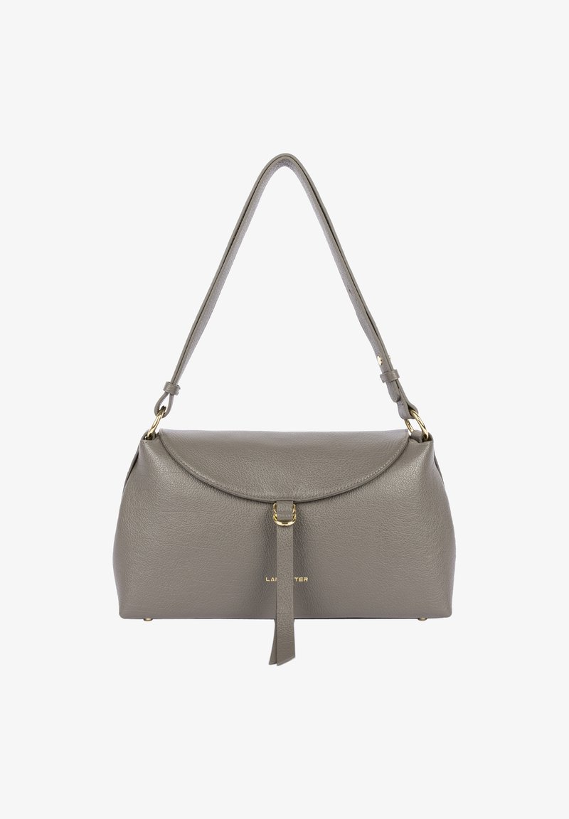 Sac à épaule en cuir gris avec rabat incurvé, quincaillerie dorée et bandoulière réglable, avec un détail de grelot en cuir central.