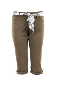 Pantalons capri marron en tissu robuste, dotés d'une ceinture style bandana blanche avec motif paisley noir et de ourlets retroussés.