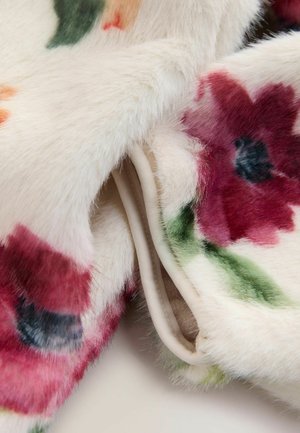 Valefaustikudega kangas, millel on lillemuster punases, rohelises ja oranžis kreemjasvalgel taustal, pehme ja tekstuuriga pinnaga.