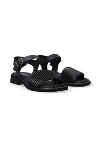 Zwarte sandalen met een stevige hak, voorzien van een brede rubberen band en geplooid leren detail op de bovenkant. Verstelbare enkelband met gesp.