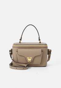 Texturerad beige läderhandväska med guldig dragkedja, avtagbar axelrem, övre handtag och framficka med låsfäste.