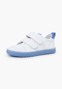 Weiße Sneaker mit blauen Akzenten, aus synthetischem Material gefertigt, mit zwei Klettverschlüssen, abgerundeter Spitze und strukturiertem Gummisohle.