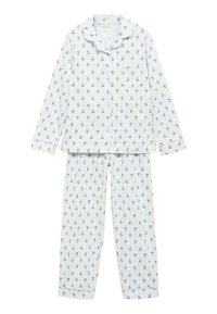 Vitt pyjamasset bestående av en skjortliknande topp med krage och bröstficka, samt långa byxor, båda prydda med ett litet blått blommönster.