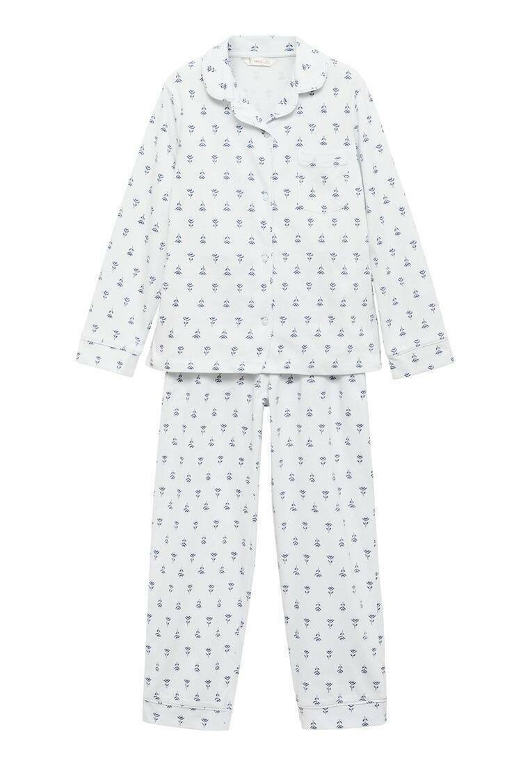 Vitt pyjamasset bestående av en skjortliknande topp med krage och bröstficka, samt långa byxor, båda prydda med ett litet blått blommönster.