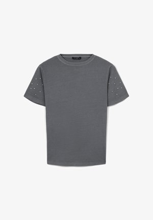 T-shirt gris à manches courtes en tissu doux, avec des clous décoratifs en argent sur les épaules et un col rond. Dos uni.