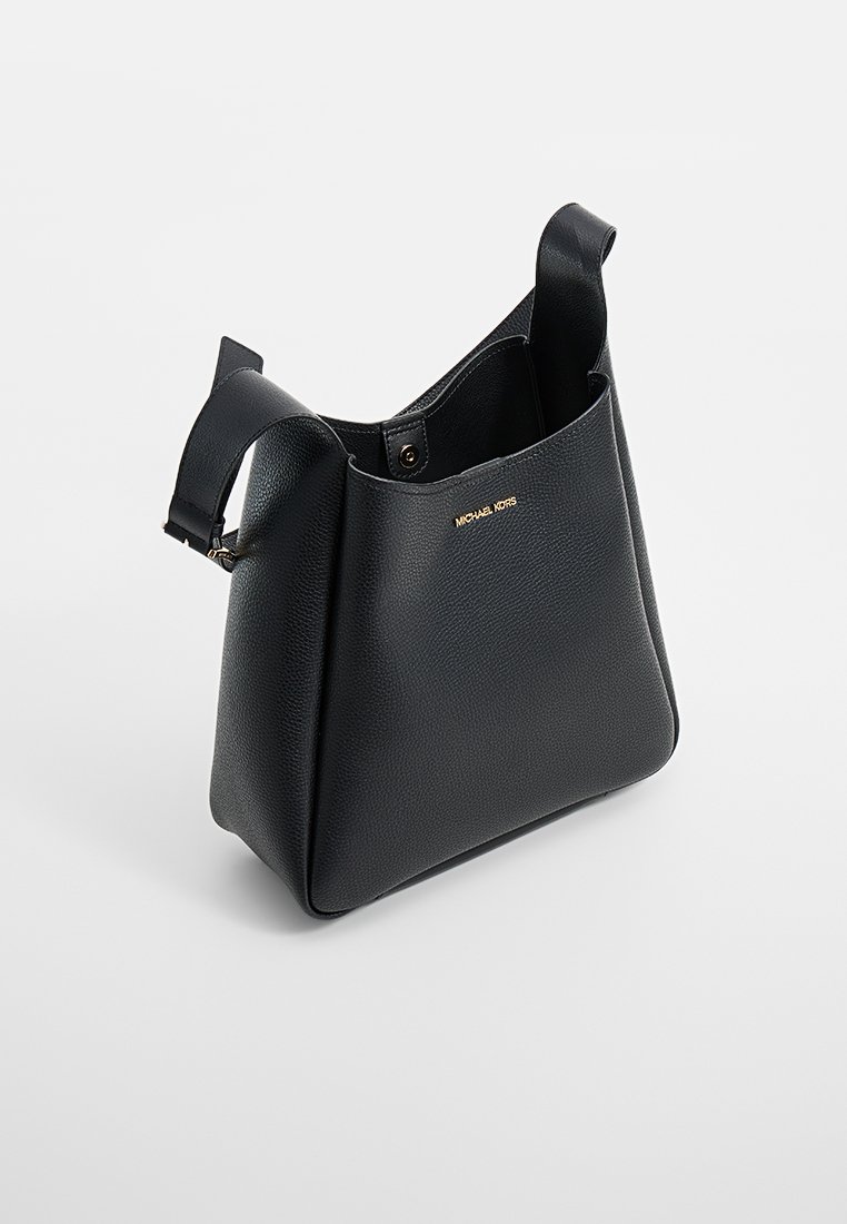 Schwarze Ledertasche mit strukturiertem Finish, ausgestattet mit zwei kurzen Griffen und einem dezenten goldenen Logo auf der Vorderseite. Einfache und strukturierte Form.