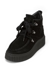 Bottines en suede noir avec une épaisse semelle en caoutchouc, bout rond et œillets en métal pour les lacets. Présente un dessus texturé et un col rembourré.