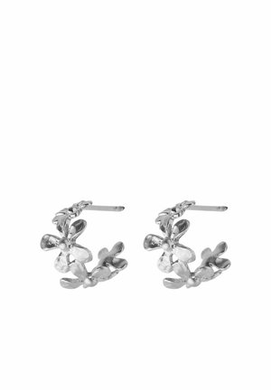 Srebrne kolczyki koła w kształcie kwiatów z teksturowanymi płatkami i liśćmi na zapięciu na sztyft, przedstawione na białym tle.