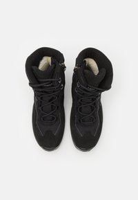 Scarpe da trekking nere con tomaia in mesh e suede, lacci testurizzati, fodera in pile e suola in gomma resistente. Due chiusure con zip alla caviglia.